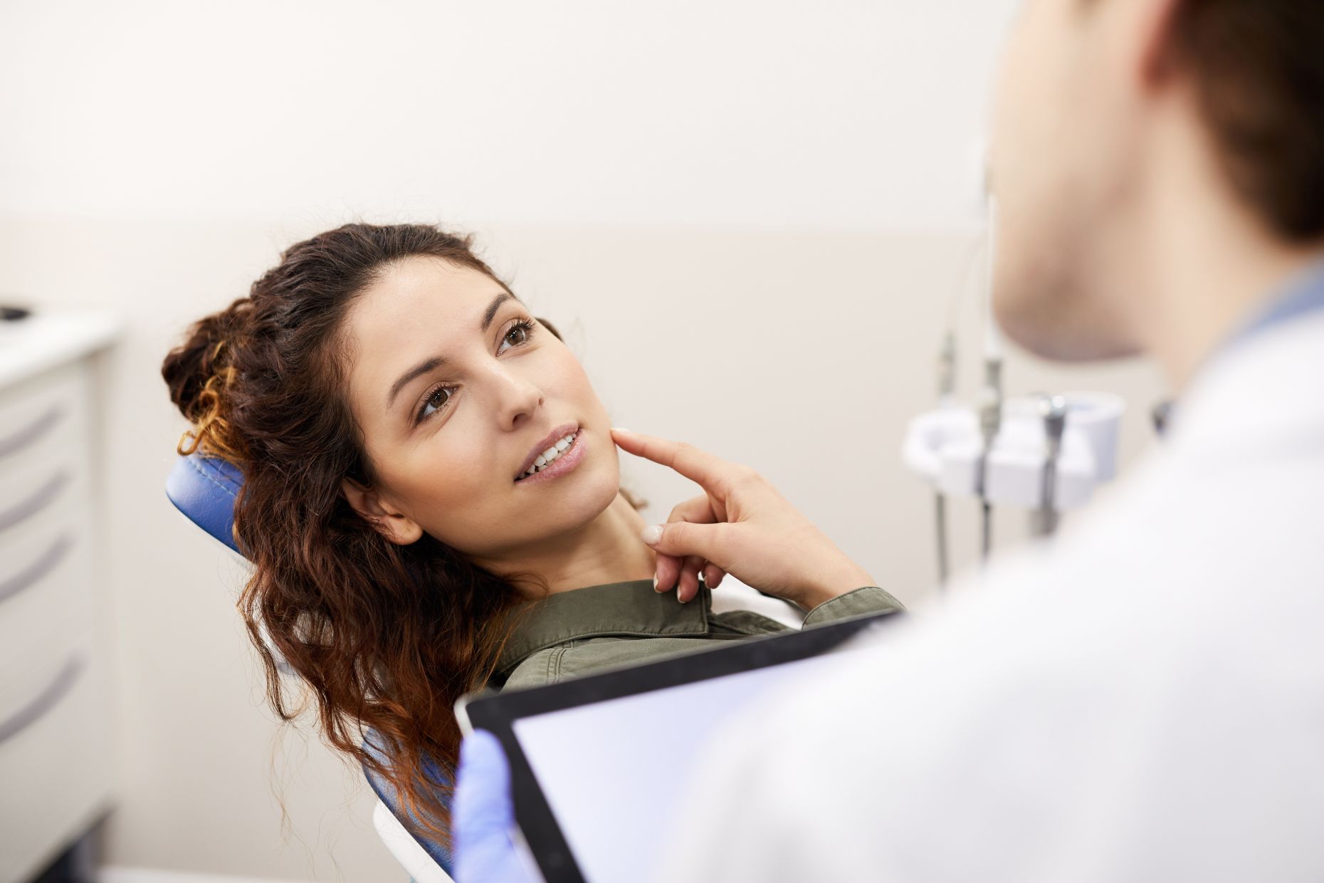 Woman with dental issue during dental appointment.
